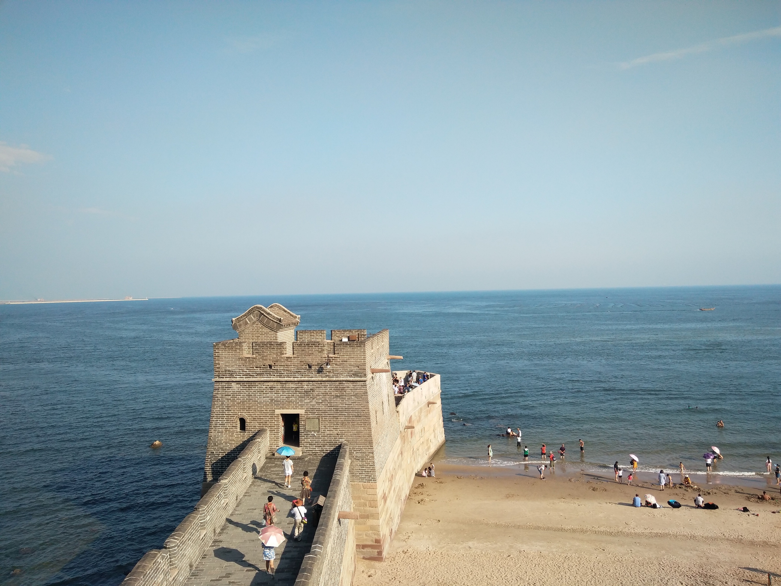 古装飘逸,秦皇岛海边风浪中的演员演绎大海情怀